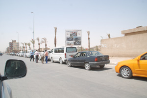 تقرير مصور لطابور السيارات عند احدى محطات البانزين نتيجة شحة الوقود في كربلاء