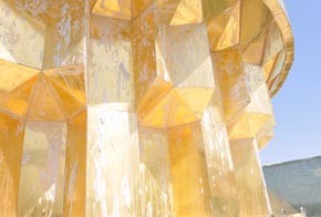 وضع البلاطة الذهبية الأخيرة للمنارة الشرقية لمرقد أبي الفضل العباس عليه السلام