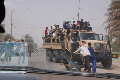 عجلات وزارة الدفاع تقوم بنقل الزائرين من كربلاء الى المحافظات المجاورة (تقرير مصور)