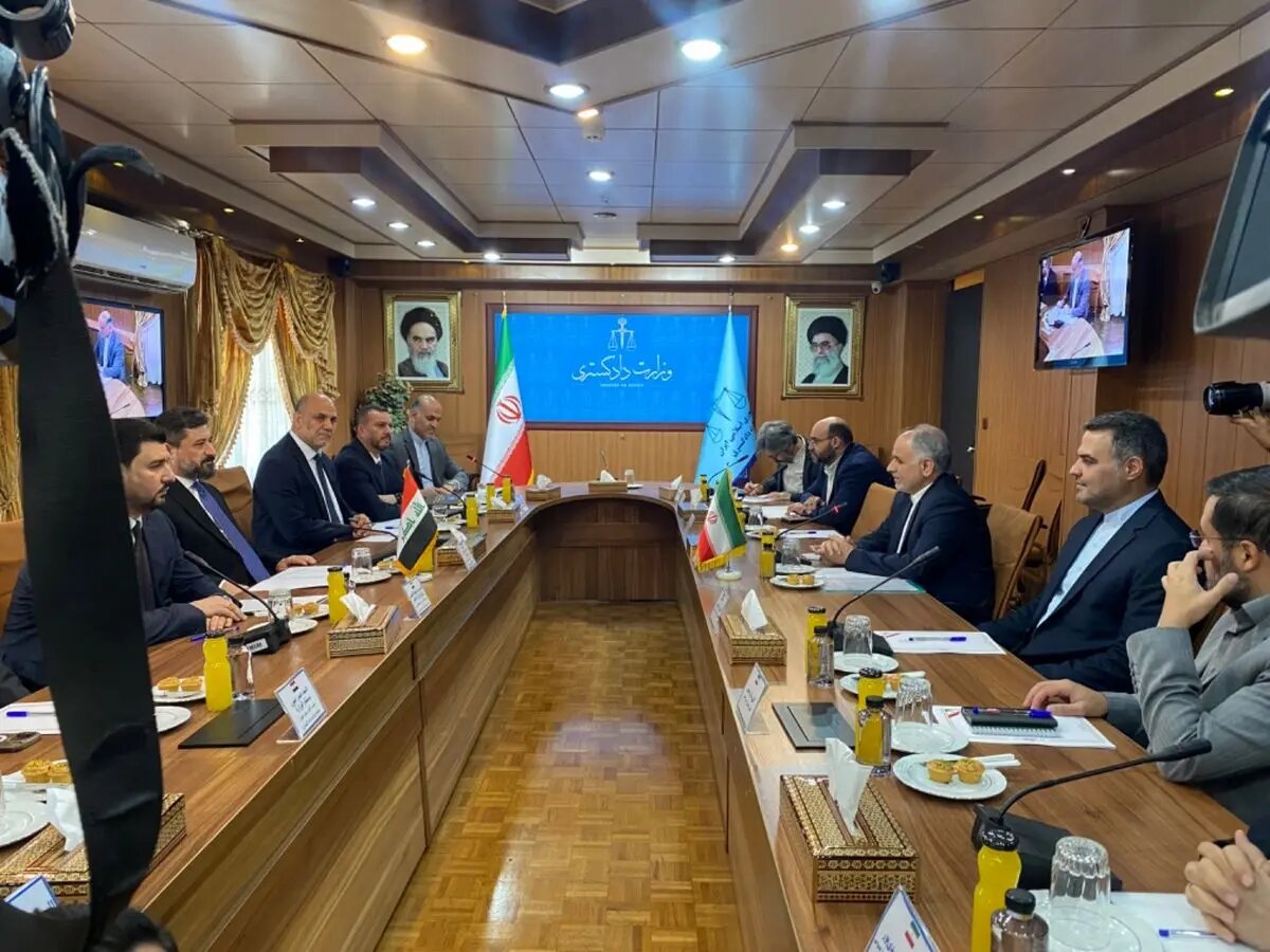 وزير العدل يزور طهران ويلتقي بنظيره الايراني