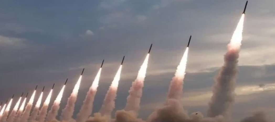 إيران تطلق 50 صاروخًا باتجاه "إسرائيل"