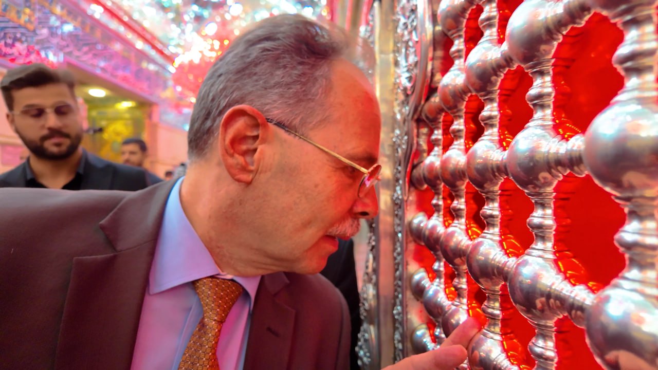 بالفيديو :السفير السويسري يزور مرقد الامام الحسين ويشيد بمشاريع العتبة الحسينية الانسانية