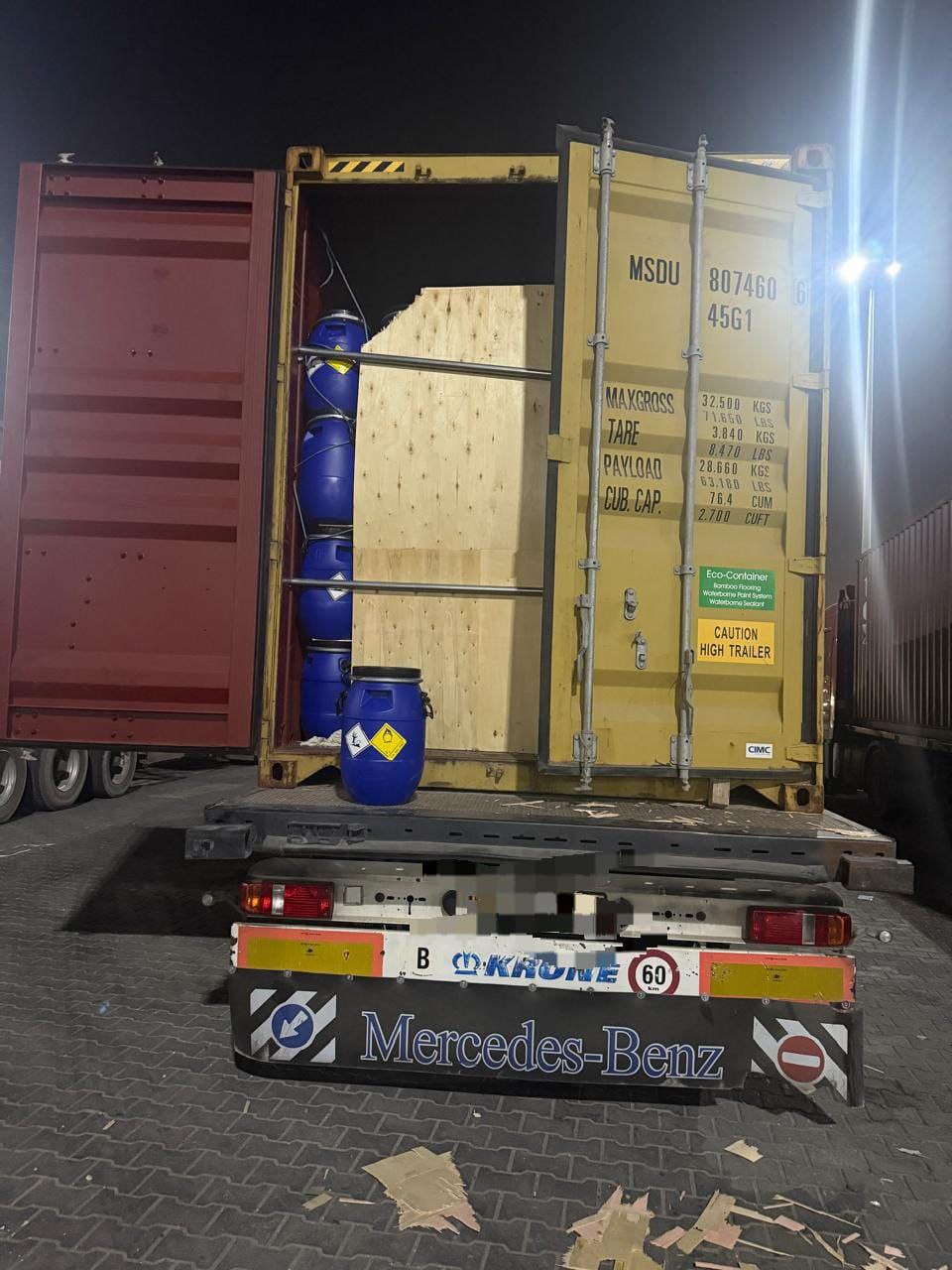 ضبط مادة كيميائية معده للتهريب في منفذ ميناء إم قصر الشمالي