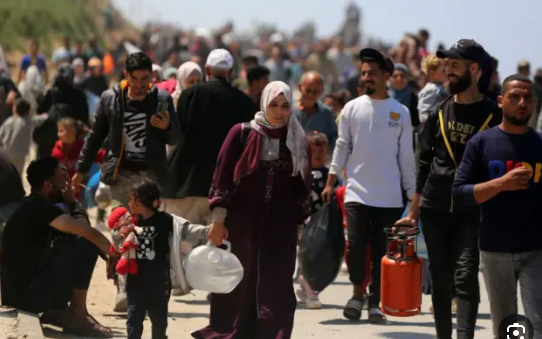 العائلات الفلسطينية تبدأ العودة إلى منازلها في غزة