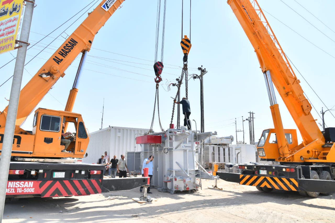 الكهرباء: نصب محولتين على طريق الزائرين بين كربلاء المقدسة والنجف الأشرف