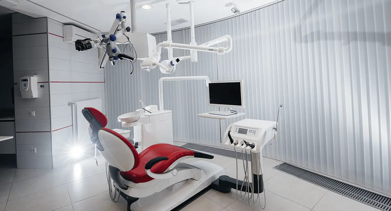 بعد منعهم سابقا من مزاولته.. القضاء: يسمح لأطباء الأسنان بممارسة التجميل غير الجراحي