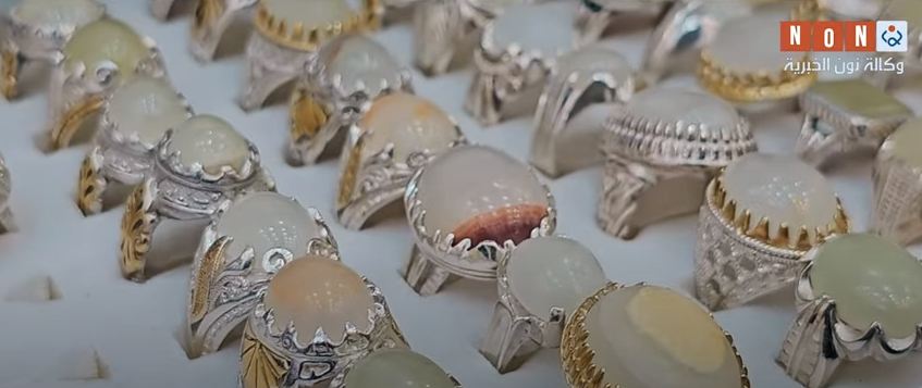 فيديو:حجر عمره 80 عاما على قبر الامام الحسين يزين خاتم العتبة الحسينية