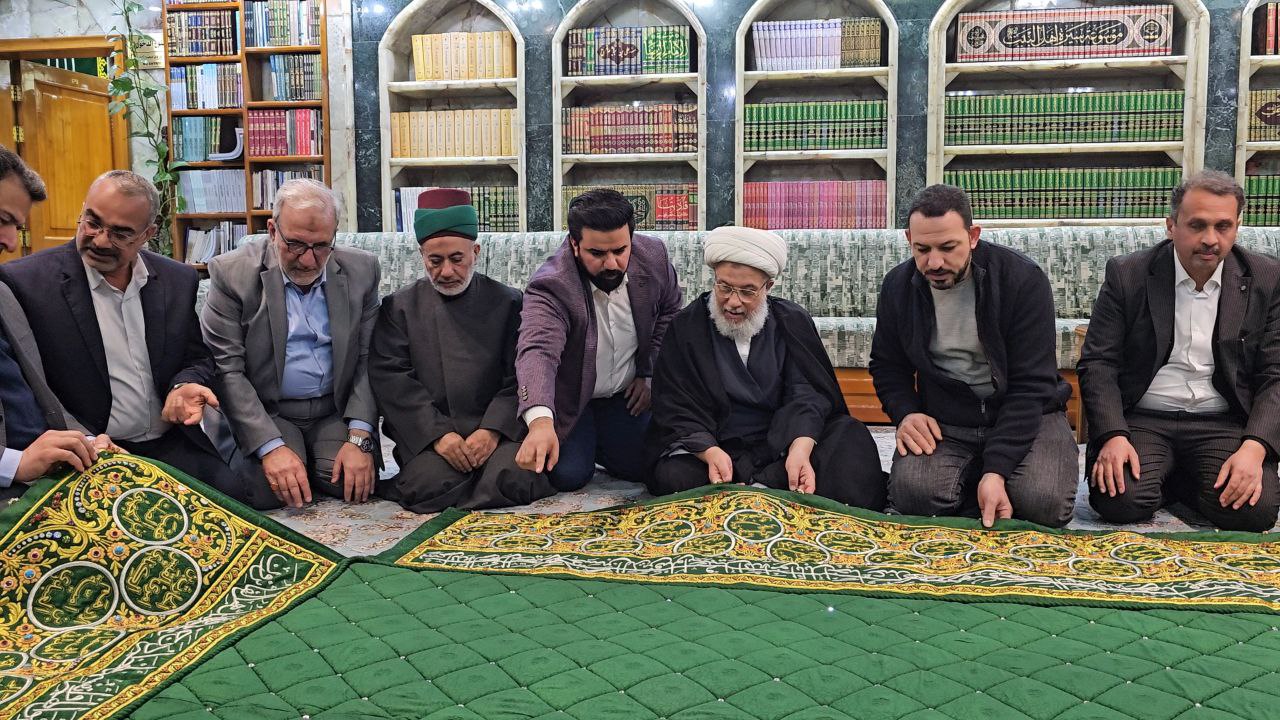 خيوطها من الذهب والفضة: ممثل السيد السيستاني يطلع على بردة ضريح الشهداء الجديدة في الحرم الحسيني(فيديو)