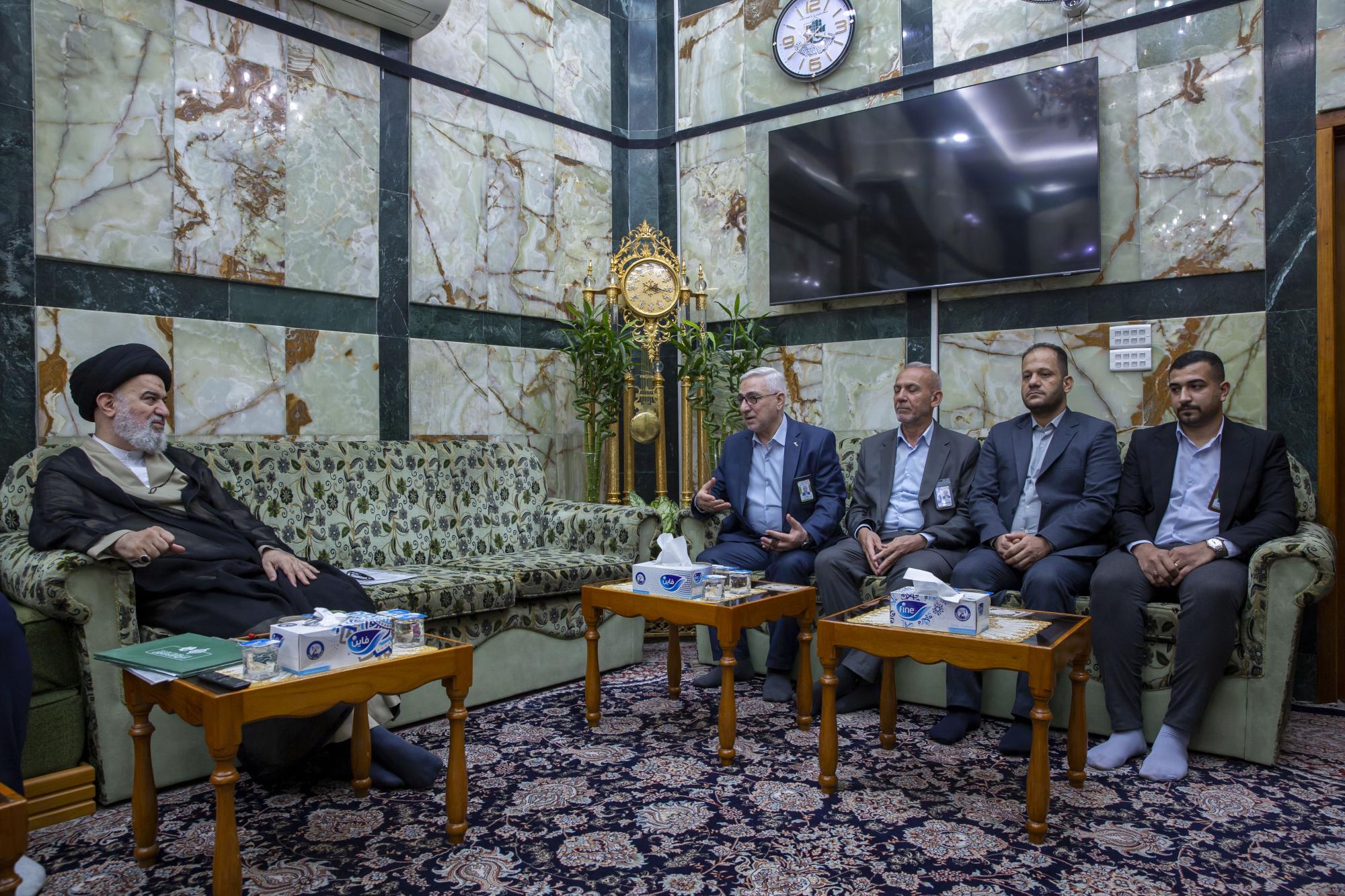 السيد احمد الصافي يدعو إلى الاهتمام بعوائل الشهداء وإنجاز معاملاتهم بروح إنسانية عالية