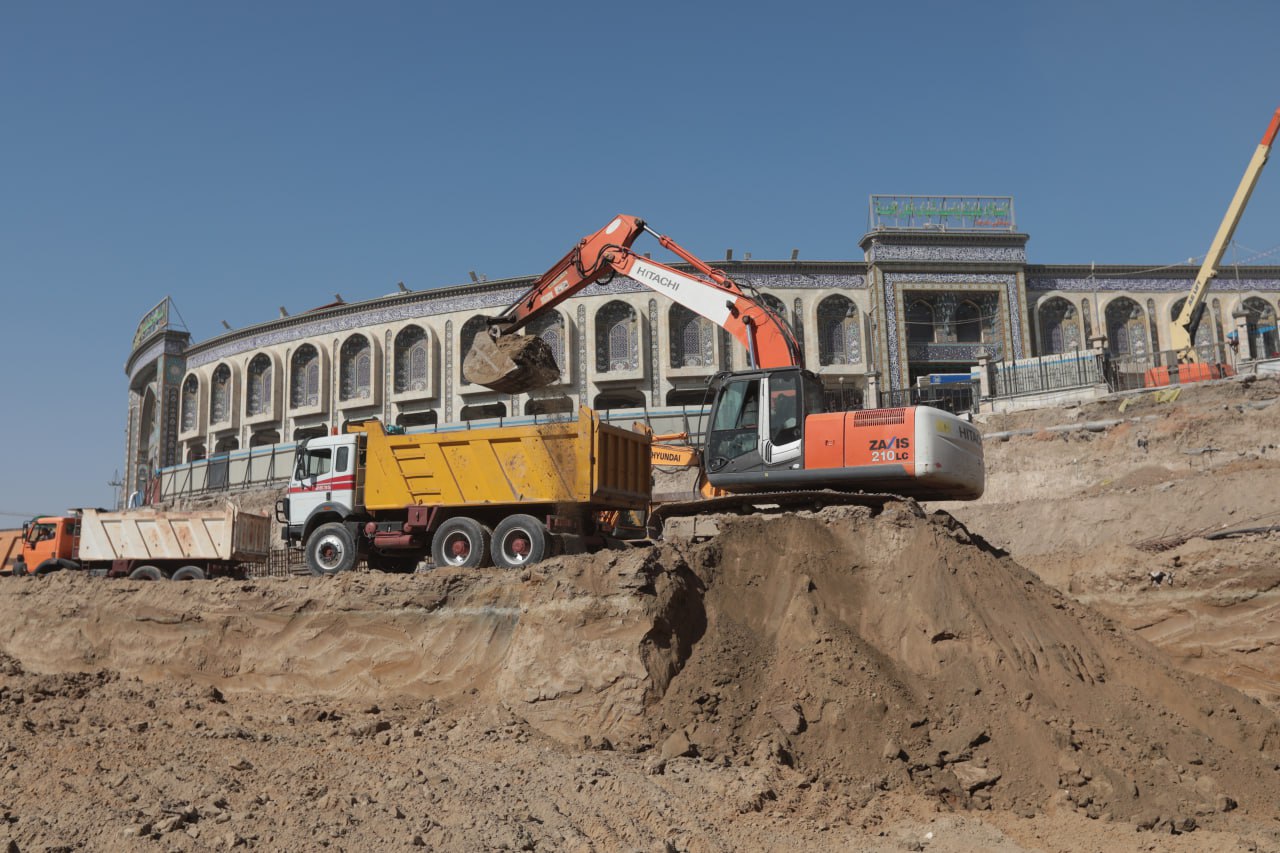 بالصور:في صحن الامام الحسن (عليه السلام).. آليات تخصصية تسابق الزمن وحركة عمل على مدار اليوم