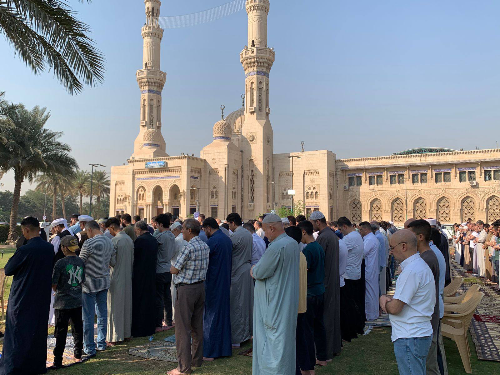 بالصور:جانب من صلاة الإستسقاء في جامع أم الطبول ببغداد