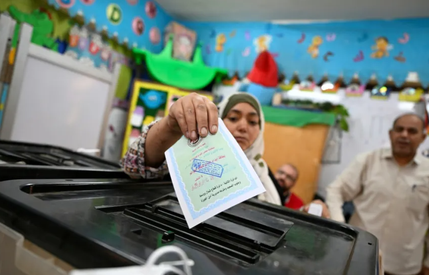 المصريون يدلون بأصواتهم في انتخابات تشريعية محورية لحكم السيسي