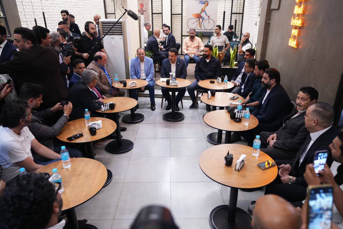 بالصور:رئيس الوزراء يجري جولة في منطقة الكرادة وسط بغداد