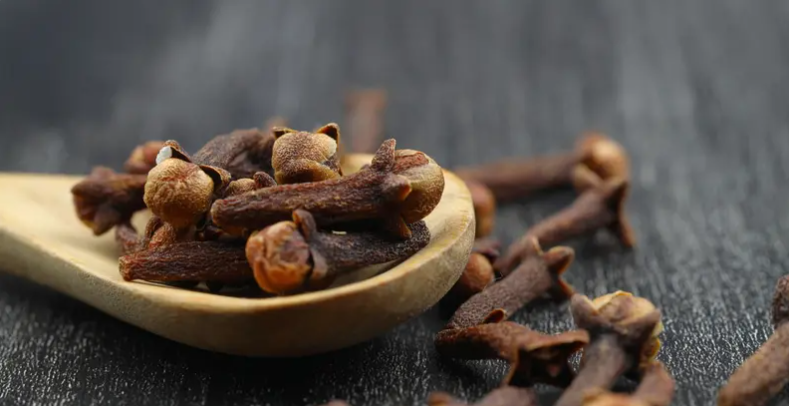 11 فائدة صحية لمضغ القرنفل يومياً