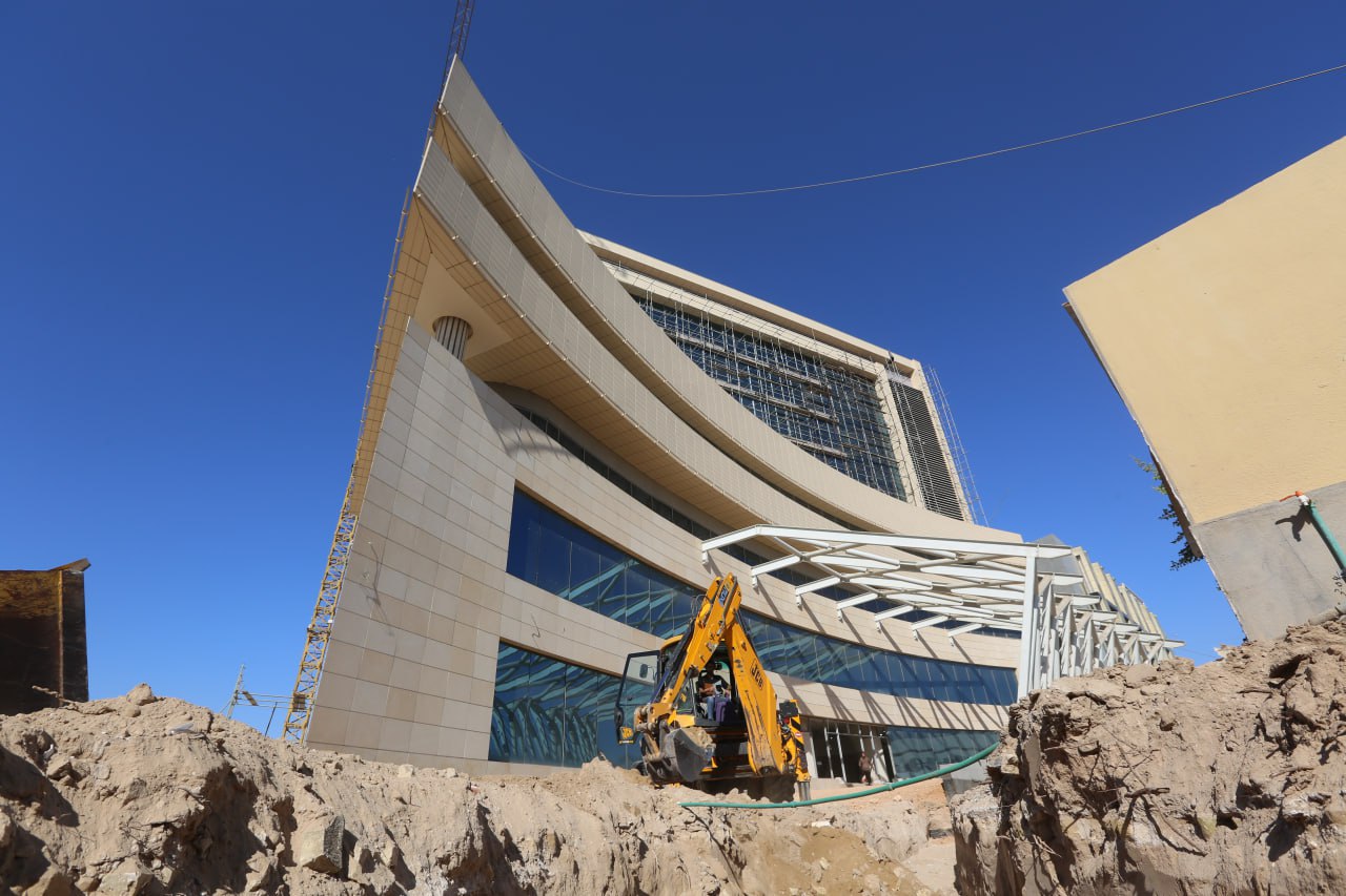 عمل متسارع داخل بنايته وخارجها.. خمس طبقات على وشك الانجاز في مستشفى خاتم الانبياء لامراض القلب في كربلاء