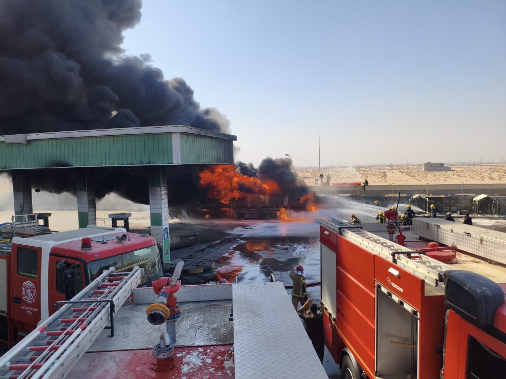 بالصور: الدفاع المدني يخمد حريقاً كبيراً في محطة وقود سفوان بالبصرة