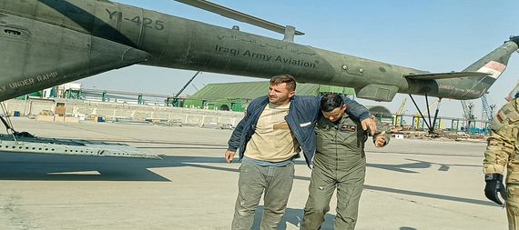 بالصور:انقاذ صيادين علقا لاربعة ايام في منطقة طينية جنوبي البصرة