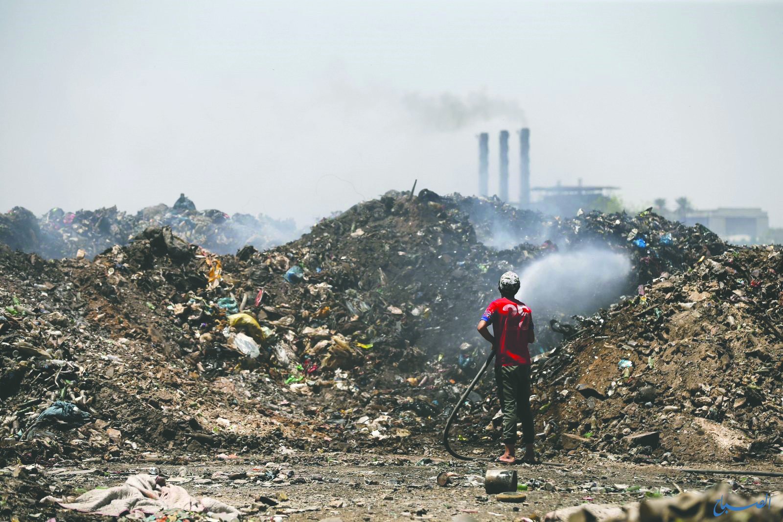 دخان حرق النفايات يخنق الأحياء الغربية لكربلاء