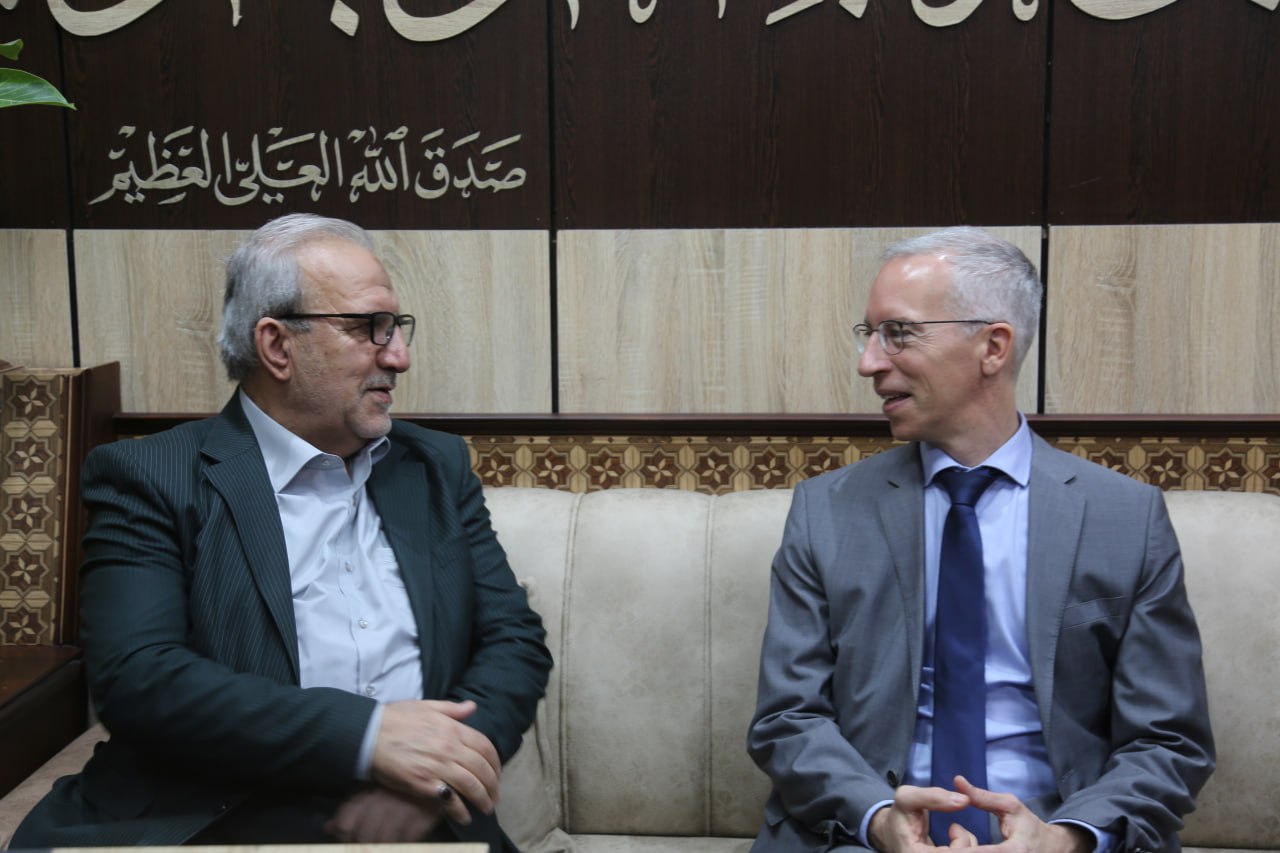 السفير الالماني يزور مرقد الامام الحسين ويلتقي بامينها العام: ان العلاقات العراقية الالمانية جيدة جدا