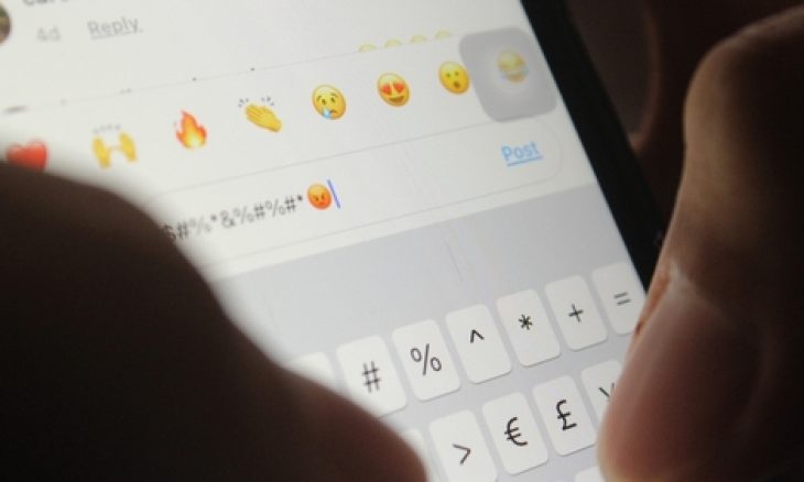 البرلمان في تشيلي يحظر الهواتف المحمولة في المدارس الابتدائية والثانوية