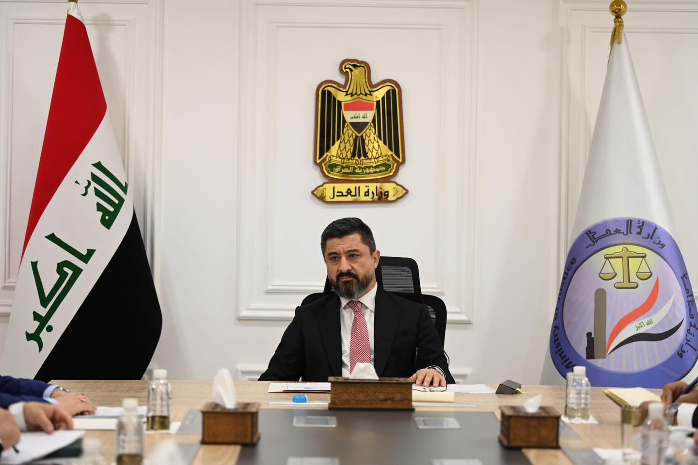 بعد ابتزازه إحدى المراجعات.. وزير العدل يعفي أحد المنفذين العدول ويحيله للتحقيق