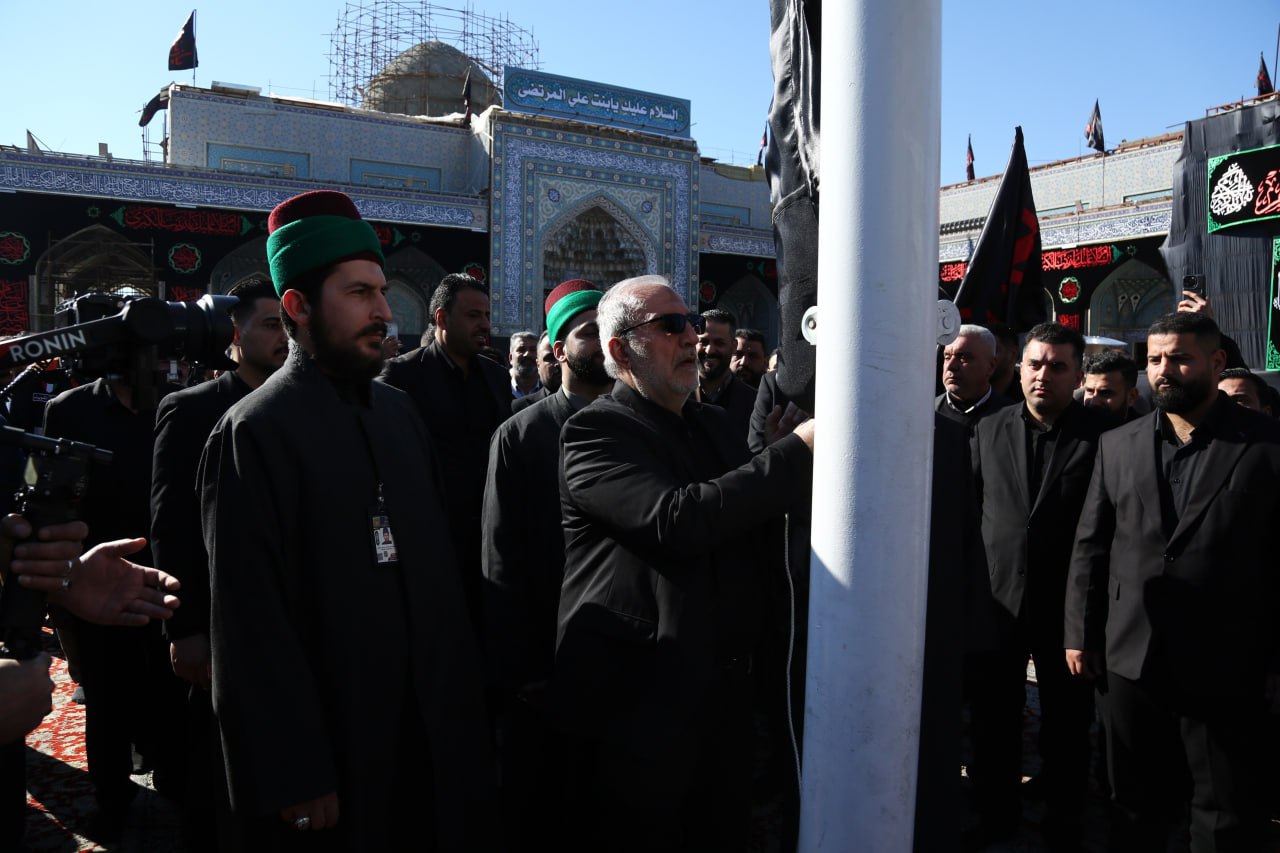 في ليلة وفاة العقيلة:العتبة الحسينية ترفع راية الحزن في مقام التل الزينبي امام الزائرين(صور)