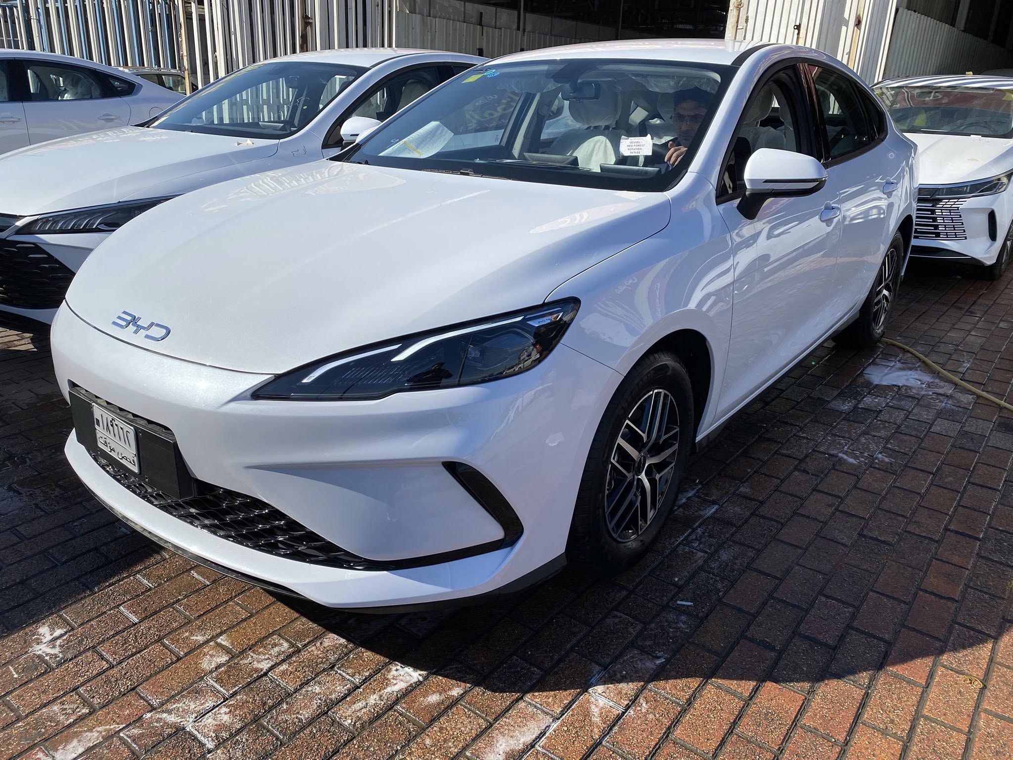 أزمة استيراد السيارات في العراق.. قرارات حكومية تربك السوق وتحذيرات من هروب جماعي نحو كردستان