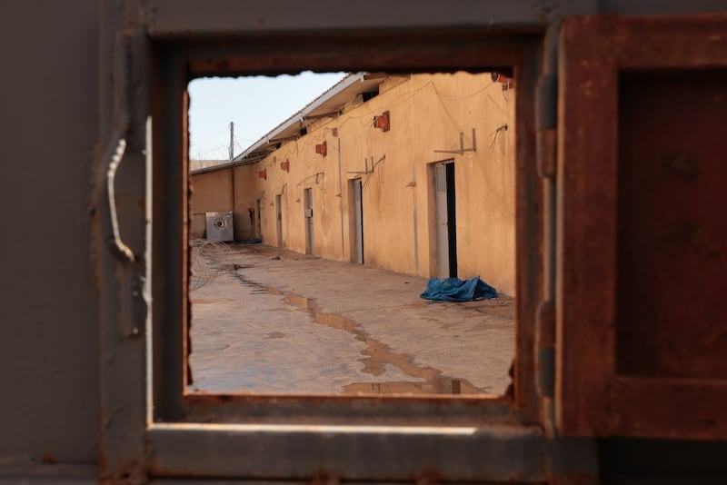 زنازين فارغة في سجن الشدادي بمحافظة الحسكة السورية بعد فرار عناصر داعش