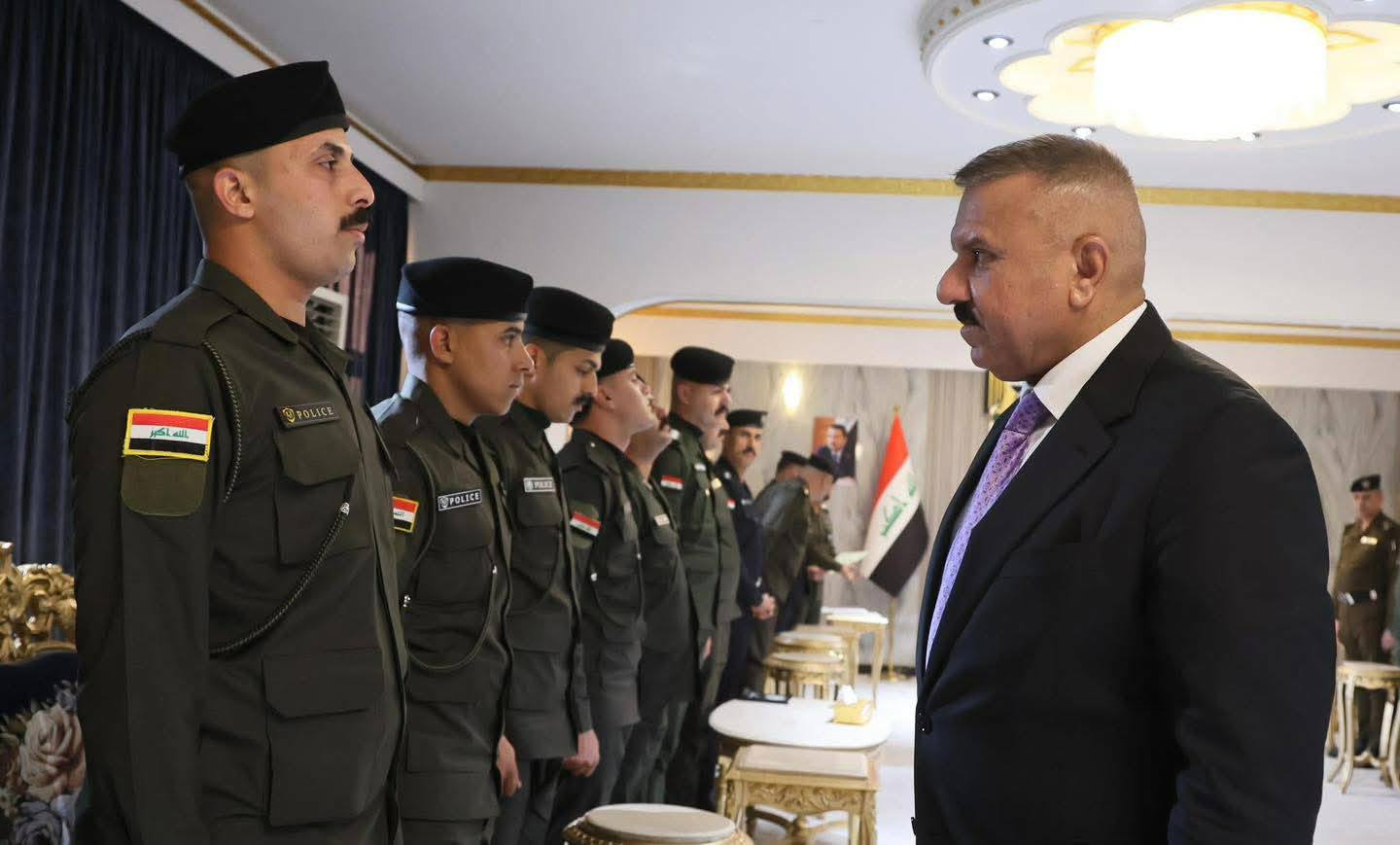 وزير الداخلية يكرّم فريقاً أمنياً من شرطة كربلاء بعد الإطاحة بسارقي أكثر من 300 مليون دينار