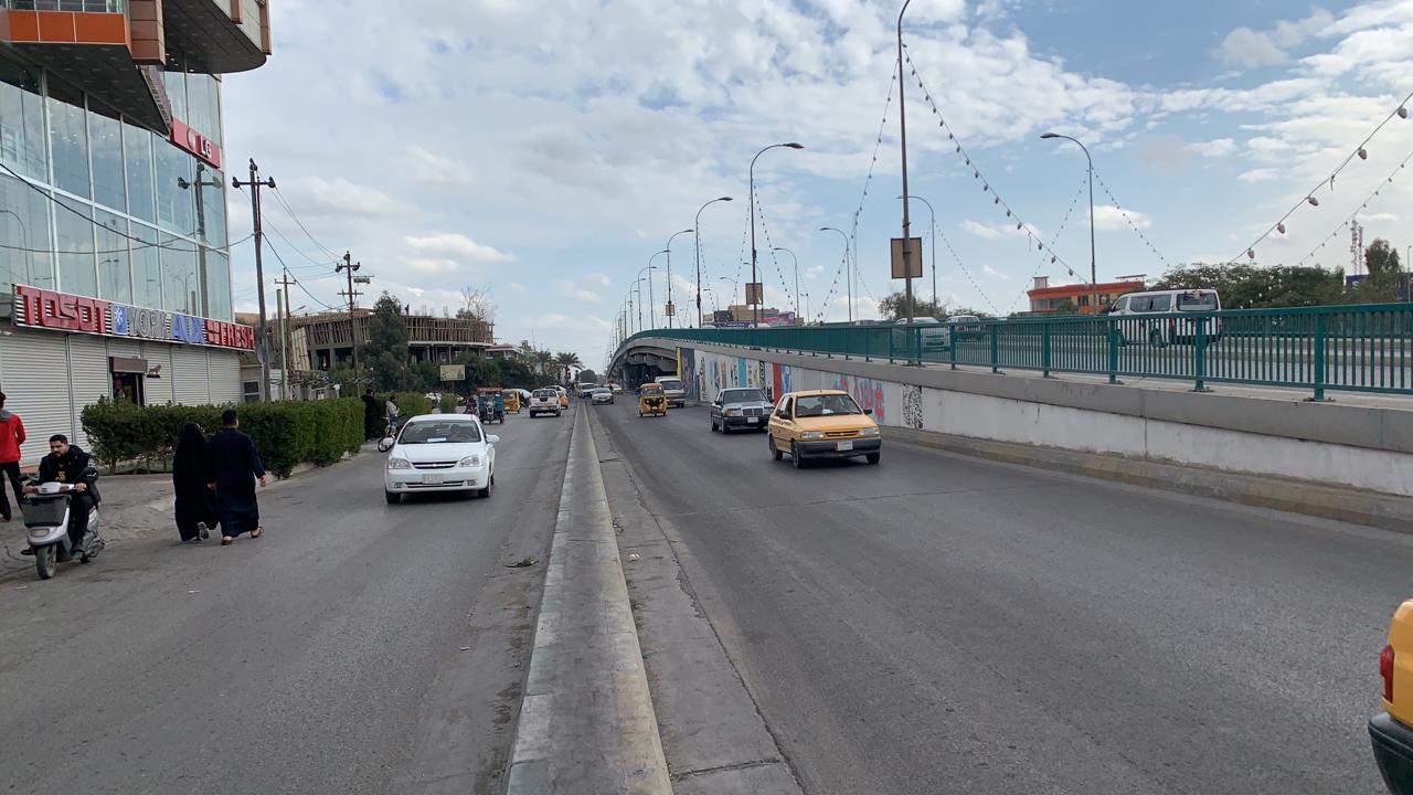 بالفيديو.. قوات مكافحة الشغب تعيد فتح مجسر الضريبة امام حركة السيارات في كربلاء