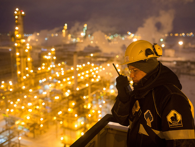 النفط يتراجع مع "توقعات الفائض"