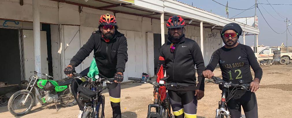 بالدراجات الهوائية .. هنود يدخلون العراق عبر ايران لزيارة العتبات المقدسة (فيديو)