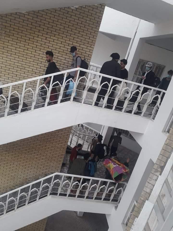 طلبة الأقسام الداخلية بجامعة الكوفة يغادرون الى محافظاتهم بعد خبر تشخيص حالة كورونا (صور)