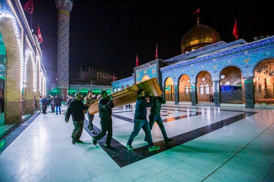 العتبة العباسية تصنع "تاج" لضريح السيدة زينب (ع) وفرقة العباس القتالية توصله جواً الى سوريا (صور)
