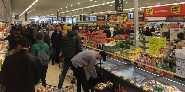 بالصور.. "هجوم أميركي" على متاجر البقالة