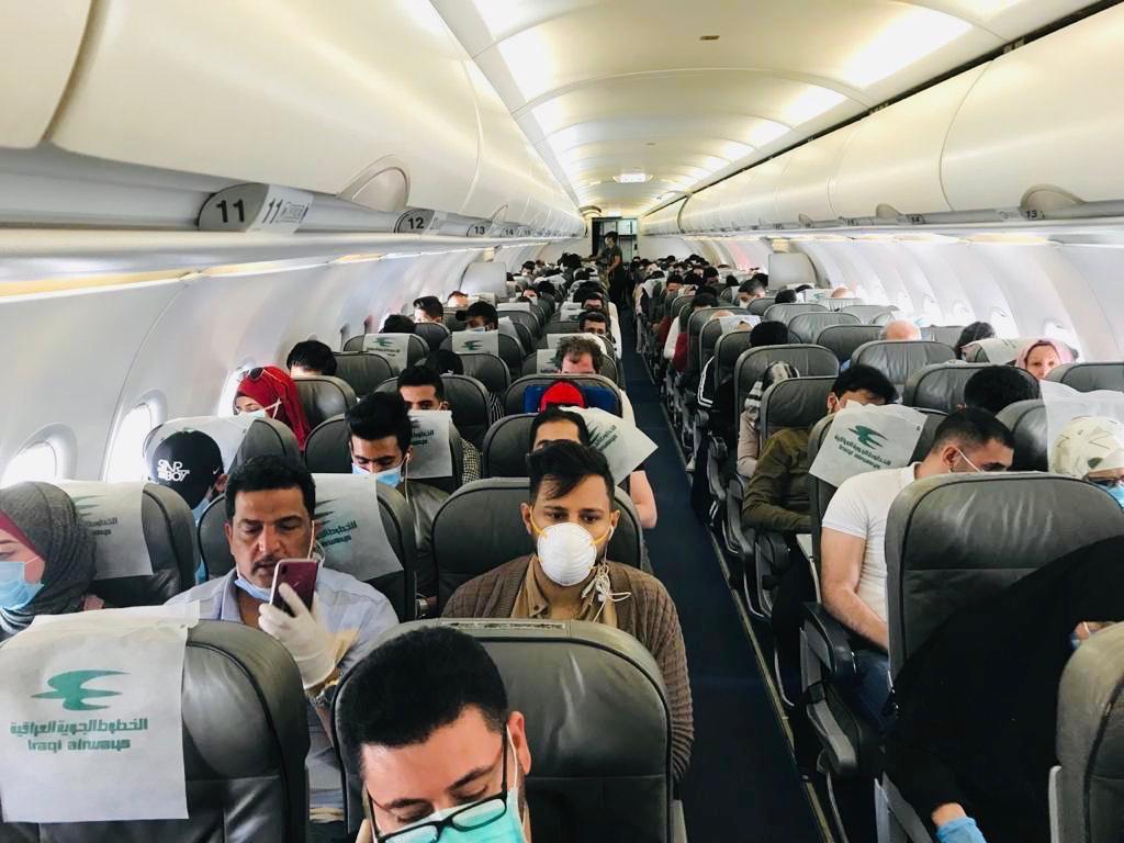 بالصور.. وصول 216 عراقياً الى بغداد قادماً من القاهرة ضمن الرحلة الاستثنائية