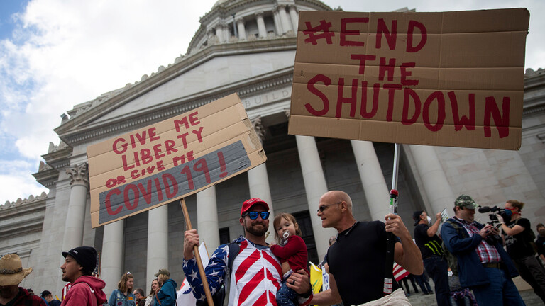 أمريكيون يحتجون على أوامر البقاء بالمنازل