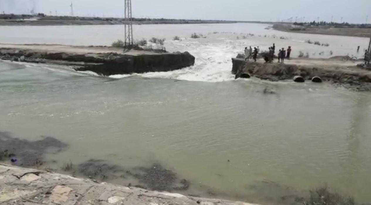 البصرة.. انهيار جزء من سدة نهر العز في قضاء القرنة وذهاب كمية كبيرة من المياه العذبة باتجاه البحر