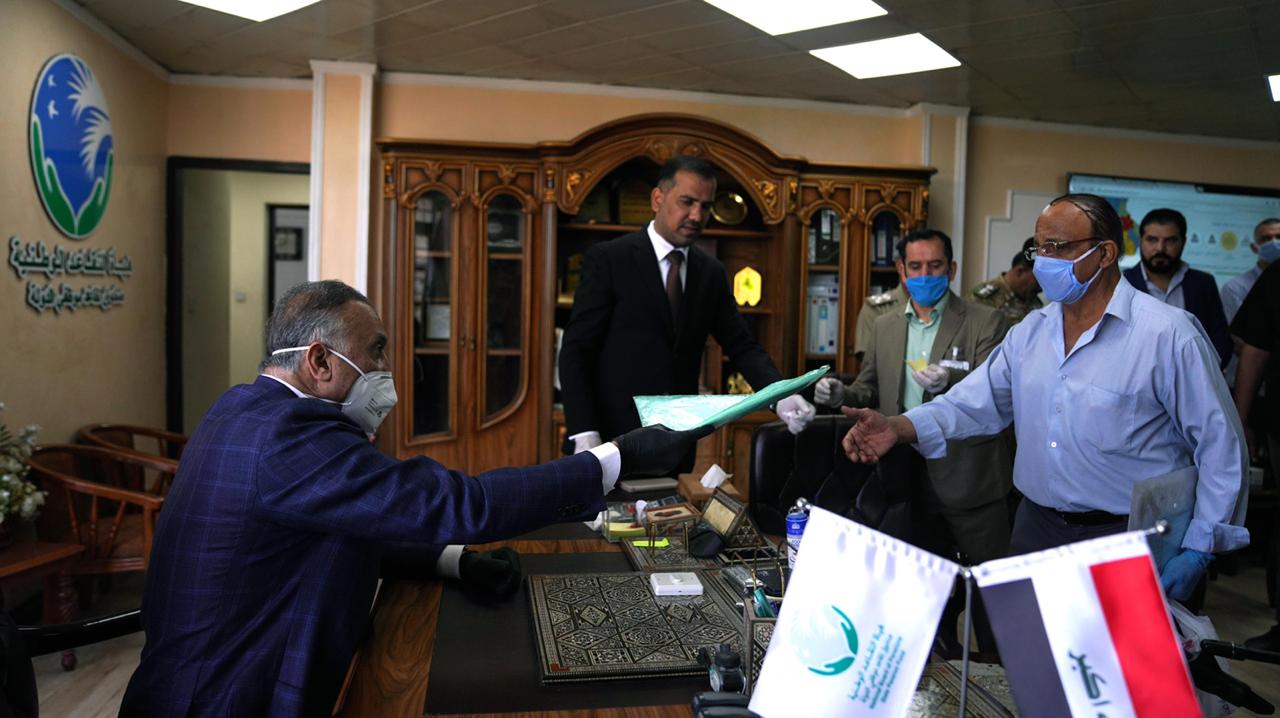 الكاظمي يحذر شقيقه الاكبر من "التوسط" في دوائر الدولة (فيديو)