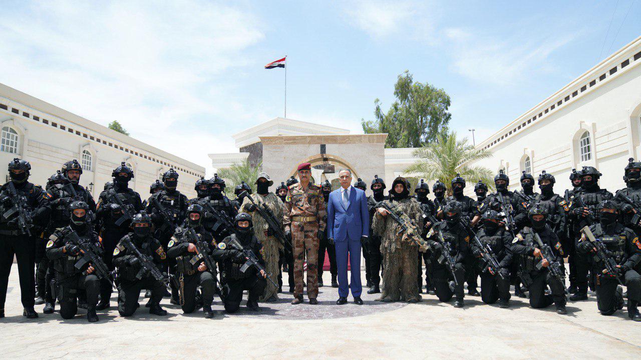 الكاظمي يزور جهاز مكافحة الإرهاب ويؤكد على ضرورة ابعاده عن التدخل السياسي (فيديو)