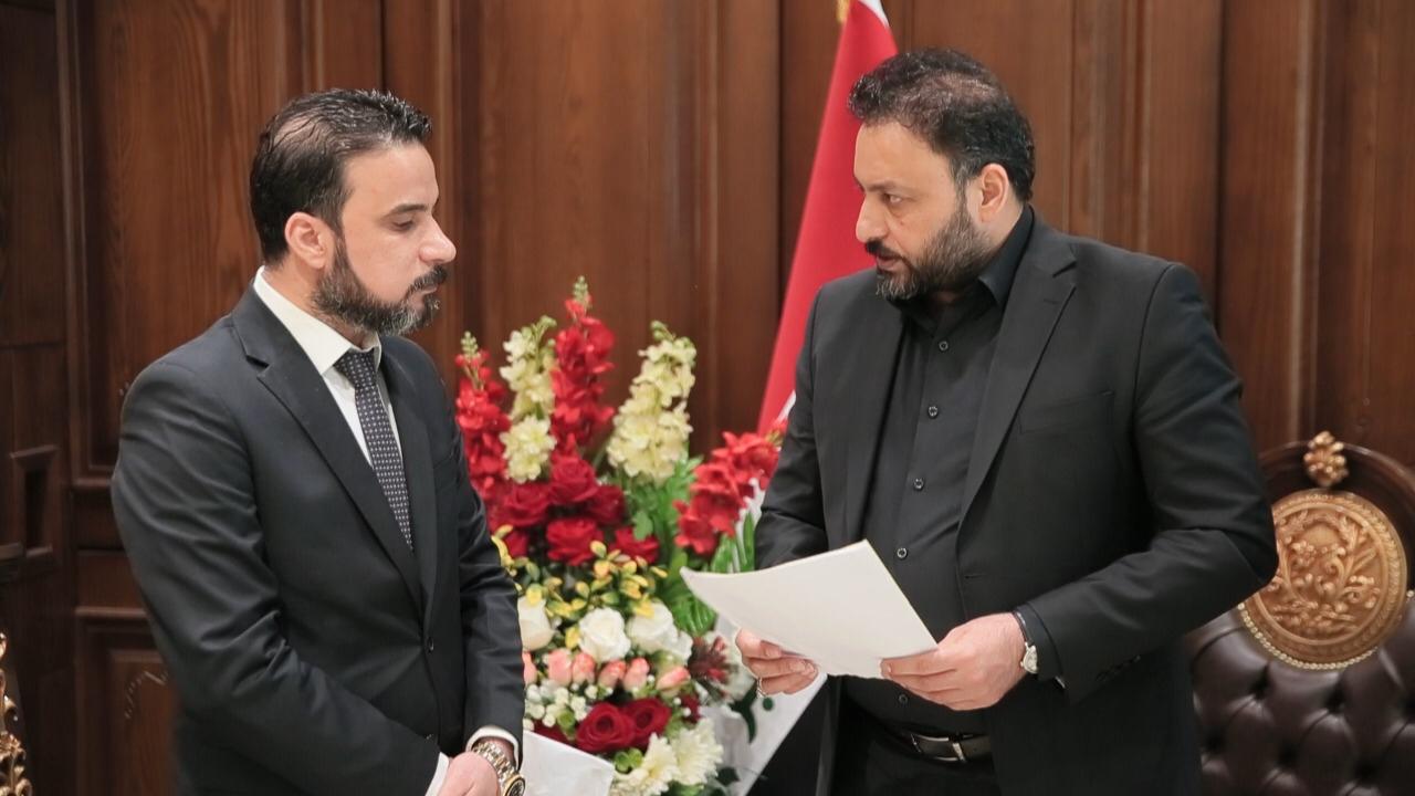 بالفيديو.. الكعبي يتسلم طلباً موقعاً من 145 نائباً لاستئناف عقد جلسات البرلمان واللجان النيابية