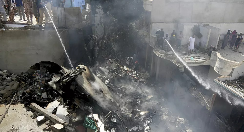 تحطم طائرة على متنها 107 ركاب فوق حي مكتظ بالسكان في باكستان (فيديو)