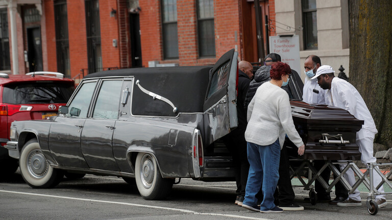 الولايات المتحدة تسجل انخفاضا في الوفيات والإصابات اليومية بكورونا