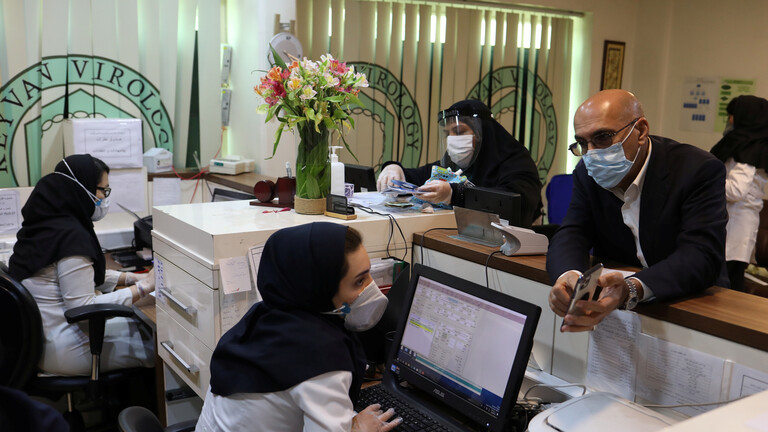 إيران تسجل انخفاضا في الإصابات بكورونا