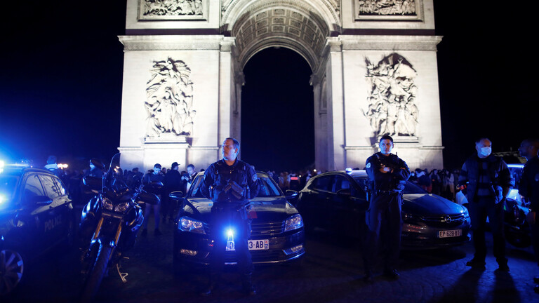 الشرطة الفرنسية تحتشد عند قوس النصر بباريس للاحتجاج على الحكومة