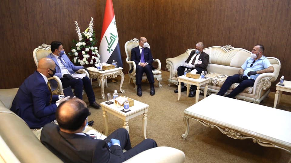 درجال يبحث استئناف العمل في ملعب الناصرية مع الشركة الفرنسية المنفذة للمشروع