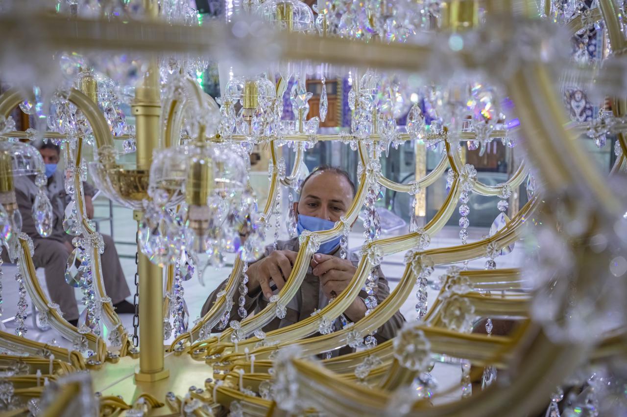 شاهد .. نصب "ثريا" جديدة في حرم الامام الحسين (ع)