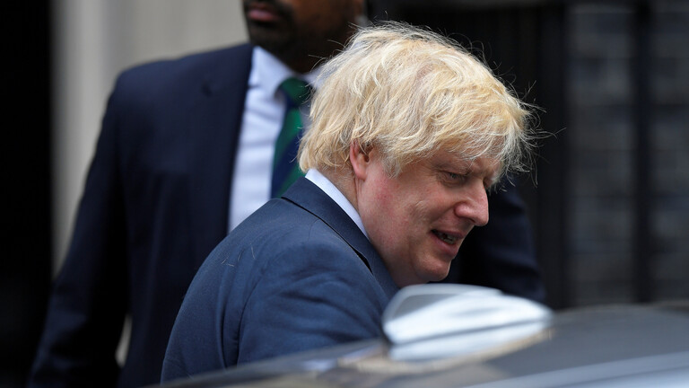 بسبب " تظاهرة كردية" .. جونسون يتعرض لحادث سير أمام البرلمان البريطاني (صور)