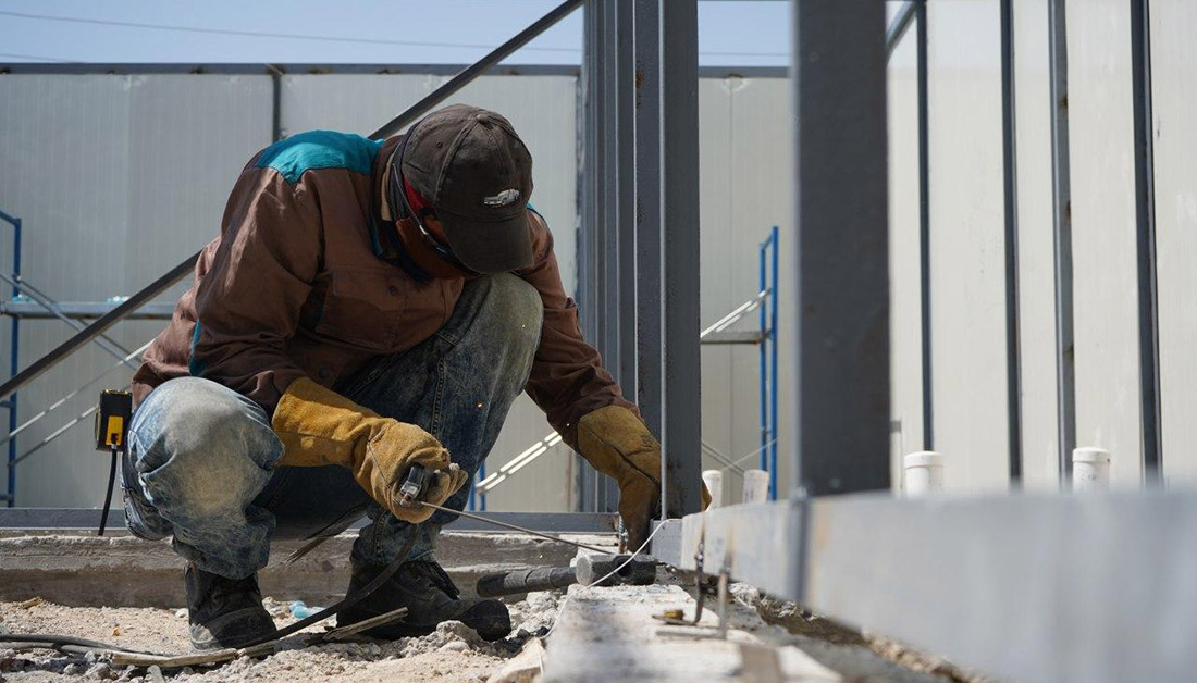 دون استراحة .. كوادر العتبة الحسينية تواصل الليل بالنهار لانجاز "مركز شفاء" لمواجهة كورونا في البصرة