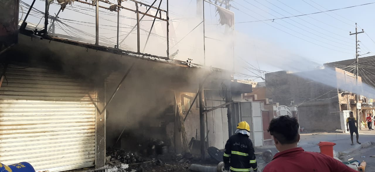 بالصور.. اندلاع حريق في محل للمواد الانشائية بكربلاء